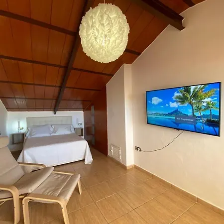 Atria 2 . Beach Penthouse Newly Redone Daire